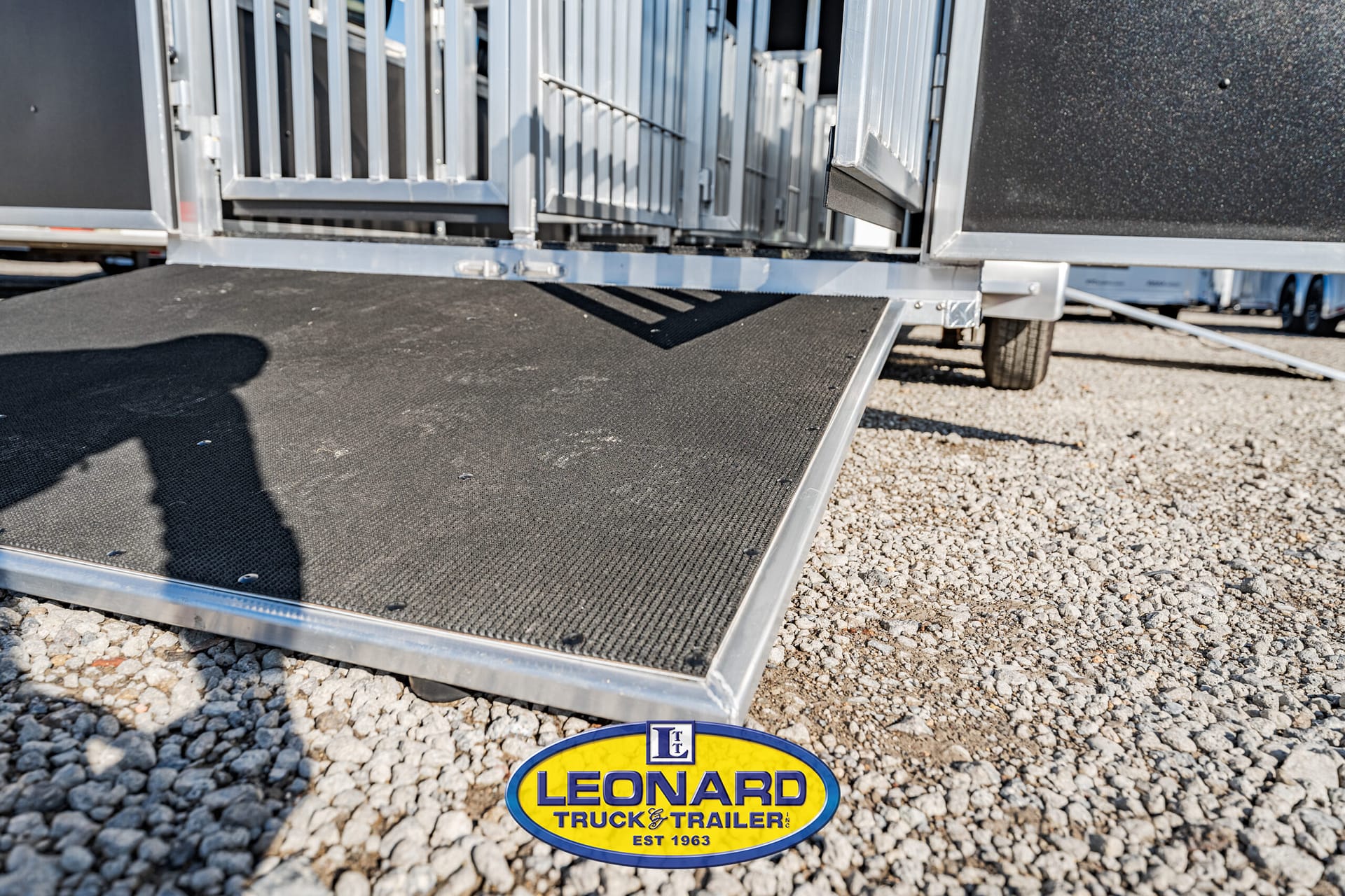 2025 New 37' Shadow 69290E-8 Pen Gooseneck Stock TrailerWith Living Quarters – 42587