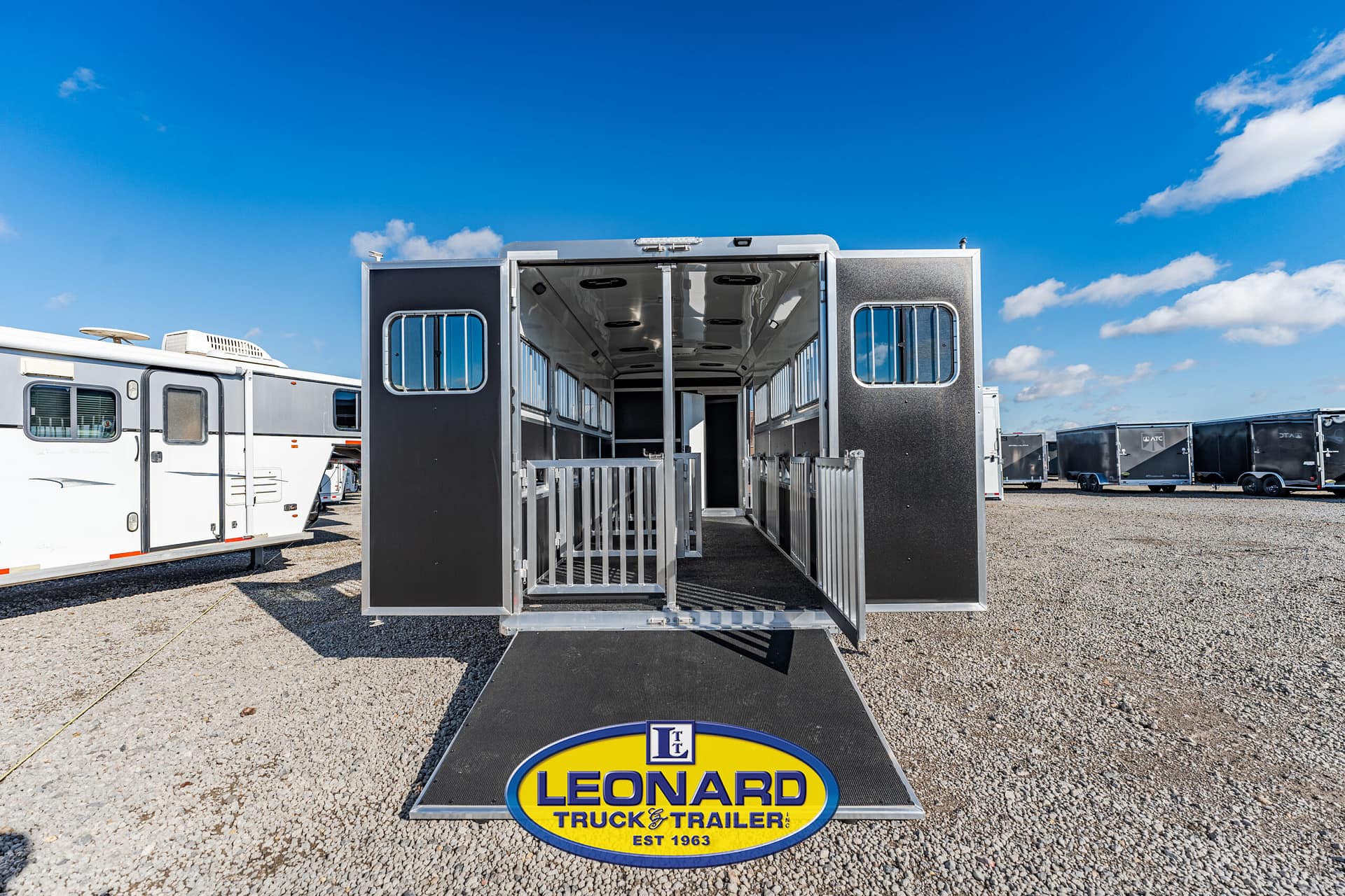 2025 New 37' Shadow 69290E-8 Pen Gooseneck Stock TrailerWith Living Quarters – 42587