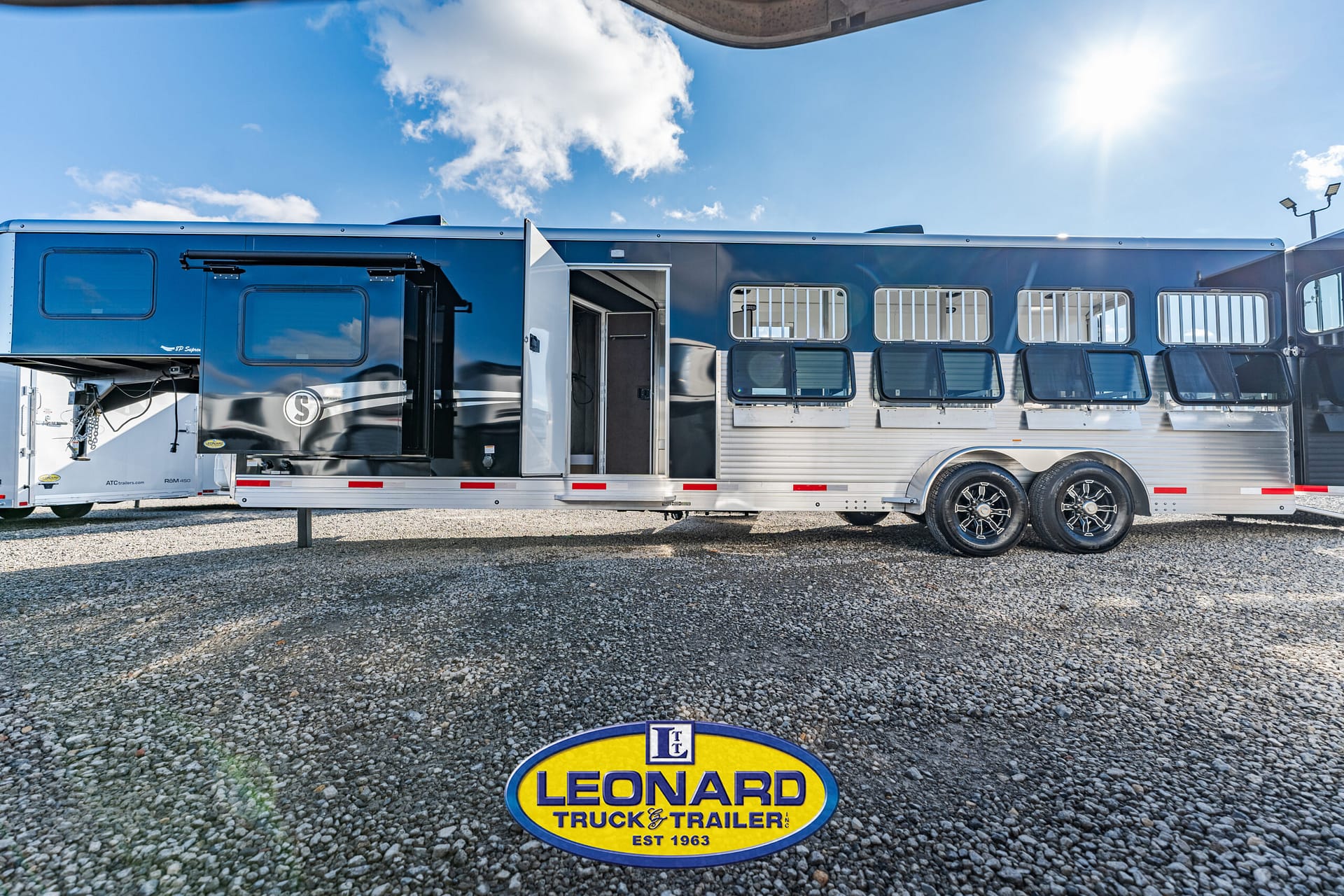 2025 New 37' Shadow 69290E-8 Pen Gooseneck Stock TrailerWith Living Quarters – 42587