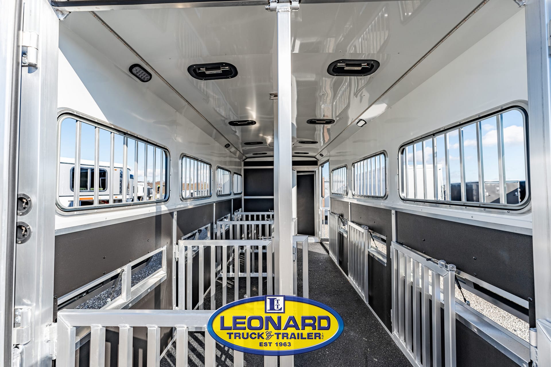 2025 New 37' Shadow 69290E-8 Pen Gooseneck Stock TrailerWith Living Quarters – 42587