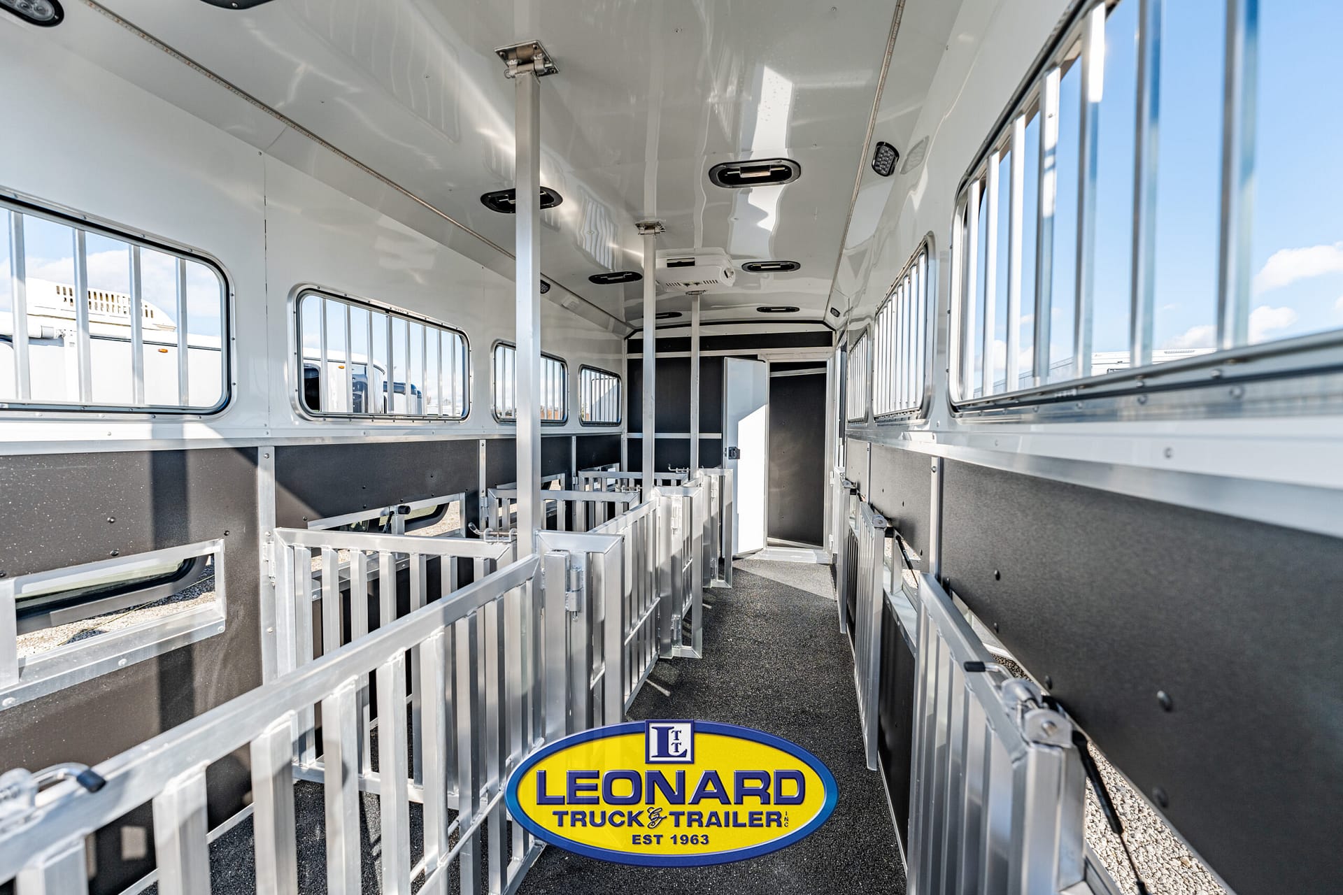 2025 New 37' Shadow 69290E-8 Pen Gooseneck Stock TrailerWith Living Quarters – 42587