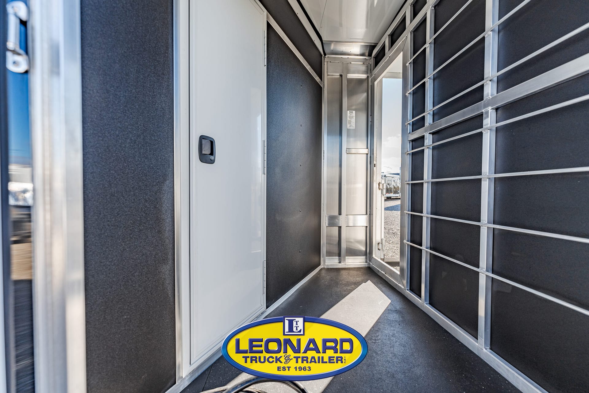 2025 New 37' Shadow 69290E-8 Pen Gooseneck Stock TrailerWith Living Quarters – 42587