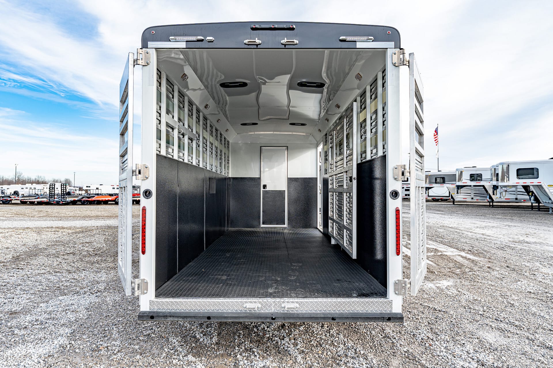 2026 BISON COACH TH71016 Livestock Trailer (SOLD) – Leonard Truck