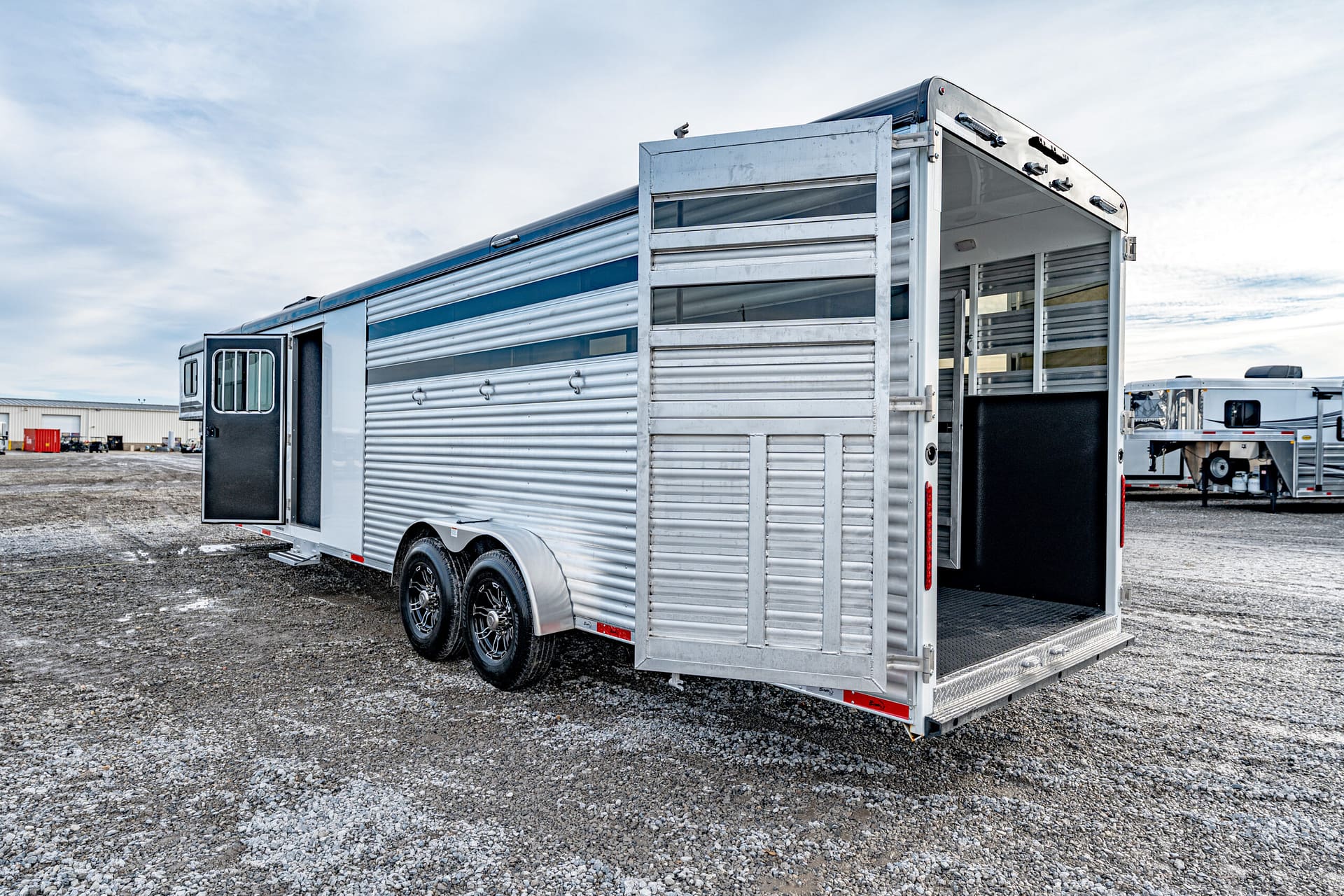 2026 BISON COACH TH71016 Livestock Trailer (SOLD) – Leonard Truck