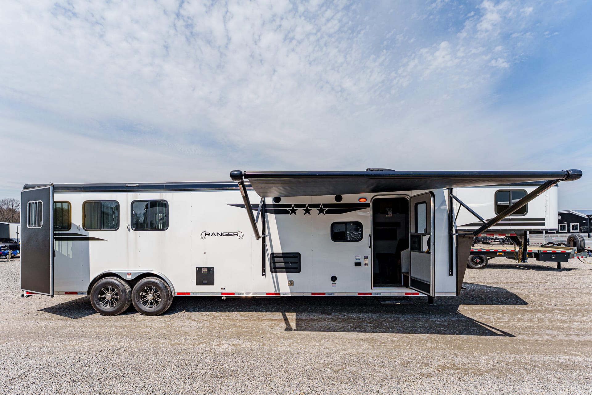 2026 BISON COACH RG8313BS Horse Trailer For Sale – Leonard Truck